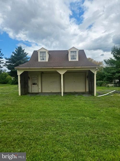 100 N Guthriesville Rd, DOWNINGTOWN, PA, 19335-1051 | Card Image