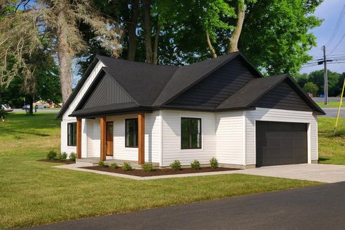 607 W Shaw St, Howard City, MI, 49329-9450 | Card Image