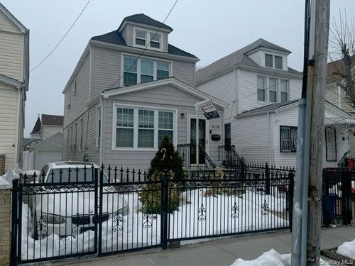 9030 Vanderveer St, Queens Village, NY, 11428-1240 | Card Image