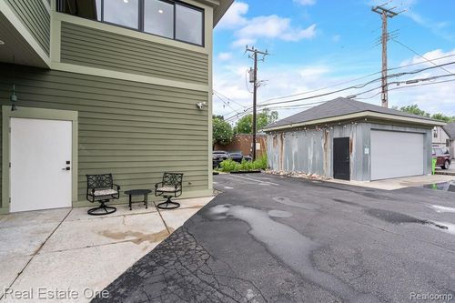 426 W University Dr, Rochester, MI, 48307-1938 | Card Image