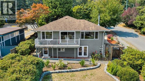 711 Wells Road, Saanich, BC, V8Y1R6 | Card Image