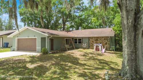 6497 Amber Ridge Cir, BROOKSVILLE, FL, 34602-7527 | Card Image