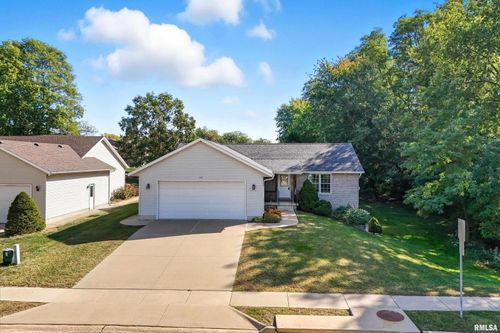 223 S 8th St, Le Claire, IA, 52753-9811 | Card Image