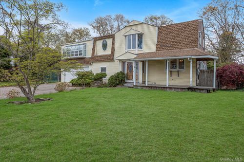 99 Wexford Dr, Oakdale, NY, 11769-1438 | Card Image