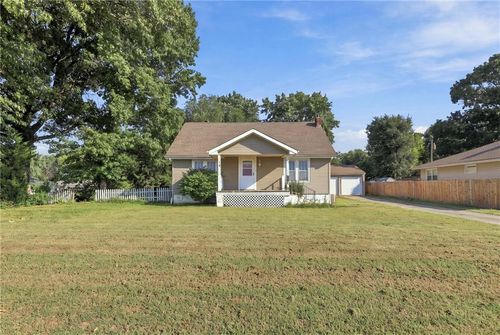 219 W 4th St, Tonganoxie, KS, 66086-3056 | Card Image
