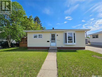 1031 Montgomery St, House other with 2 bedrooms, 1 bathrooms and null parking in Moose Jaw SK | Image 2