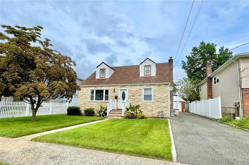 118 Manhattan Ave, Westbury, NY, 11590-4221 | Card Image