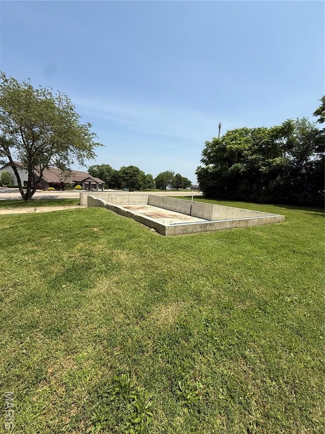 View of green lawn | Image 6