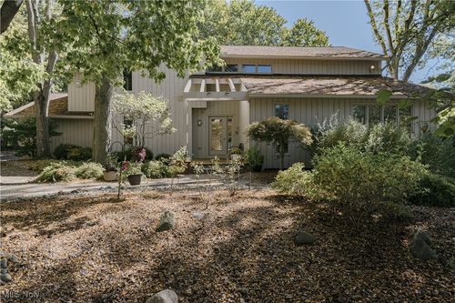 15 Laurel Hill Ln, Pepper Pike, OH, 44124-5275 | Card Image