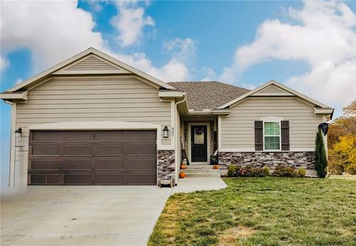 807 N Whispering Hills Dr, Lone Jack, MO, 64070-9314 | Card Image