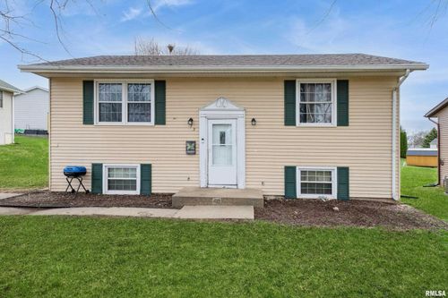 413 Cynthia Dr, Maquoketa, IA, 52060-2535 | Card Image