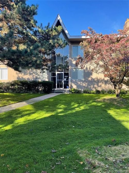 102-2027 Klingensmith Road, Bloomfield Charter Township, MI, 48302 | Card Image