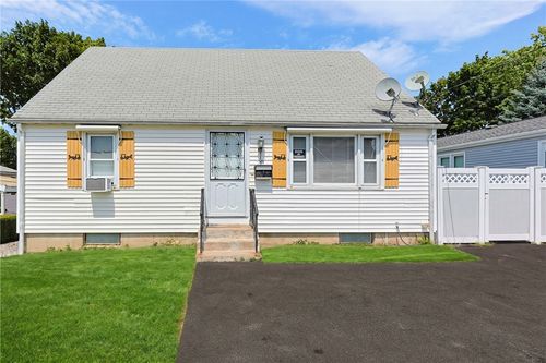 30 Briggs St, Cranston, RI, 02920-4231 | Card Image