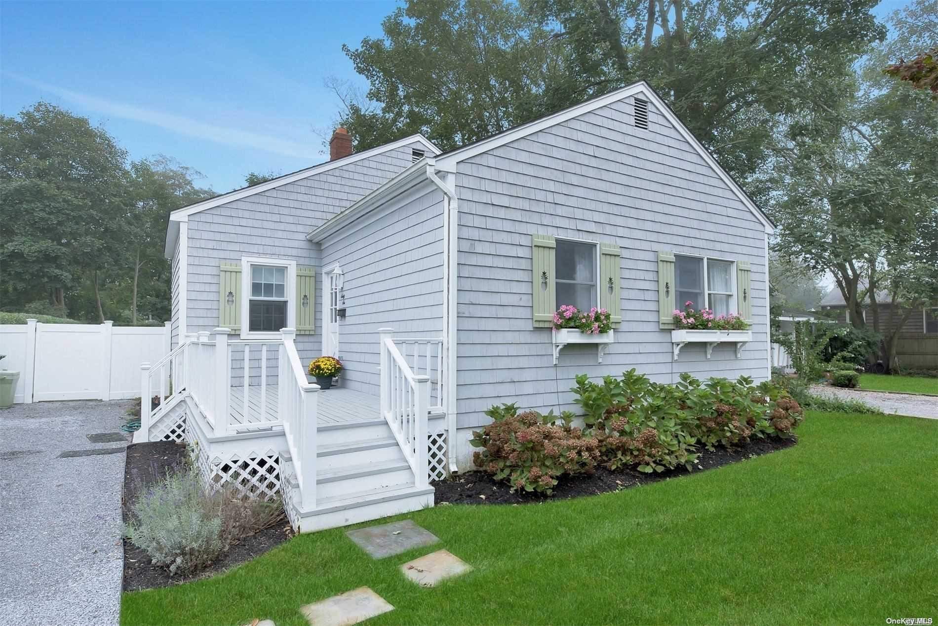 Dale St, Southampton, NY 11968