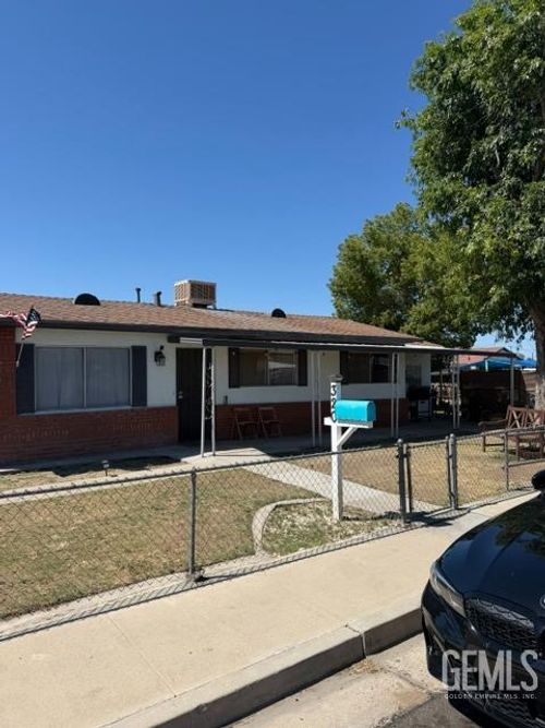 320 9th Ave, Delano, CA, 93215-2809 | Card Image