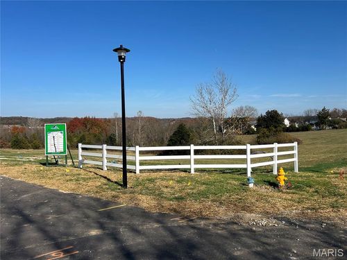 652 Highlands Ct, Pacific, MO, 63069-5542 | Card Image