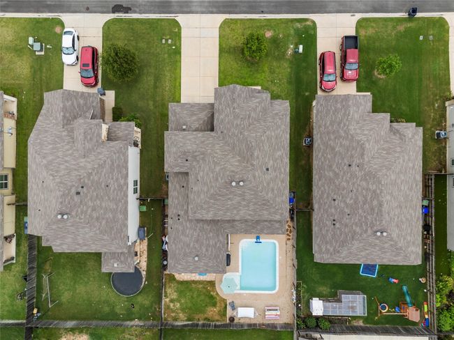 Aerial view of a pool | Image 37