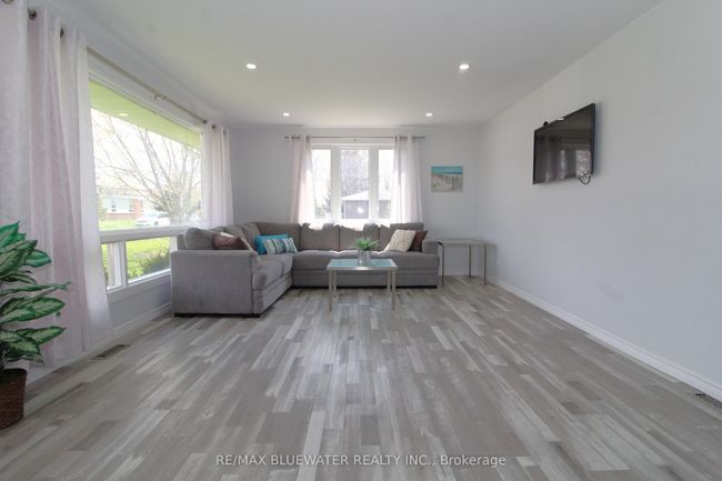 45 John St N, House other with 3 bedrooms, 2 bathrooms and 4 parking in Zurich ON | Image 8