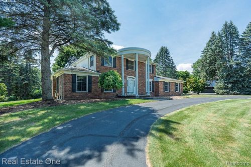 2633 New England Dr, Rochester Hills, MI, 48309-2817 | Card Image