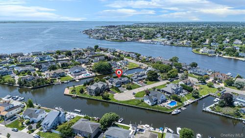 10 Raeburn Ct, Babylon, NY, 11702-3708 | Card Image