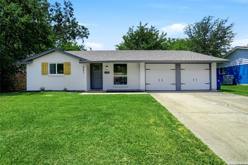 321 Nw Wintercrest Rd, Burleson, TX, 76028-5223 | Card Image