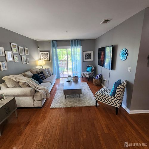 1325 Fernwood Ct, New Brunswick, NJ, 08901-2791 | Card Image
