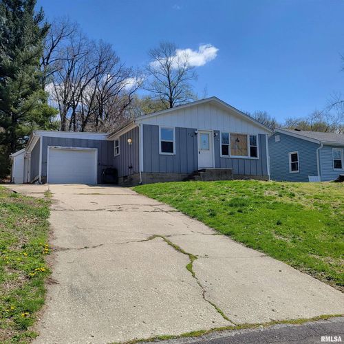 714 Monge St, Pekin, IL, 61554-5230 | Card Image