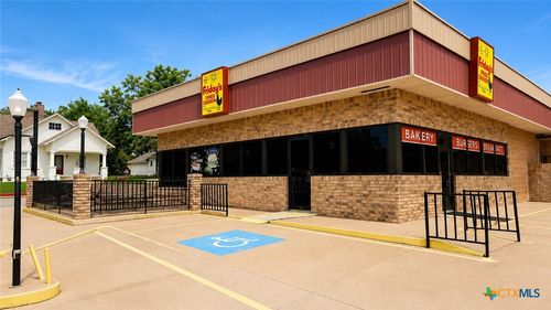 122 E 5th St, Shiner, TX, 77984-6171 | Card Image