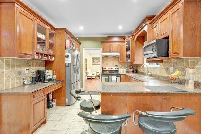 14178 64a Avenue, House other with 6 bedrooms, 4 bathrooms and 5 parking in Surrey BC | Image 3