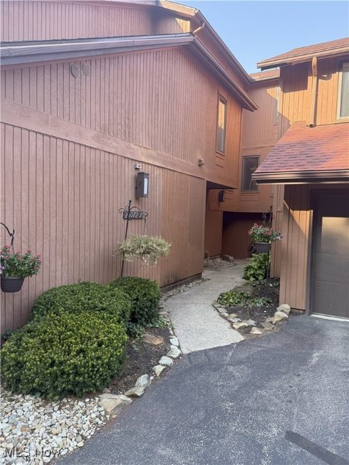 25076 Mill River Rd, Olmsted Falls, OH, 44138-2027 | Card Image