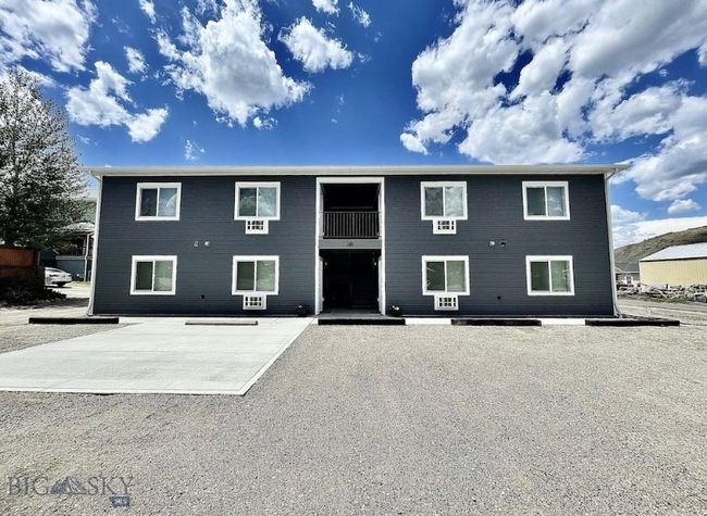 Front of building. | Image 11
