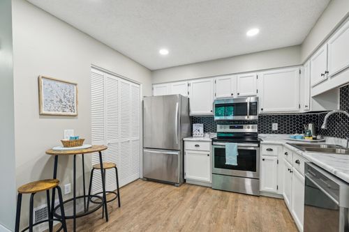 2443 Wimbledon Bay, Woodbury, MN, 55125-3561 | Card Image