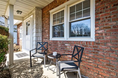 8 Summit Ct, Oyster Bay, NY, 11771-3613 | Card Image