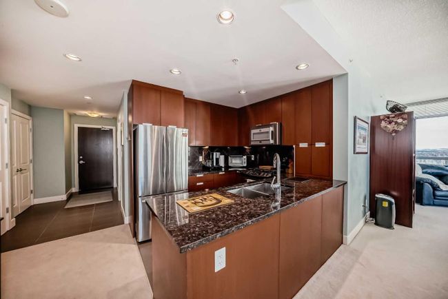 2205 - 99 Spruce Place Sw, Home with 2 bedrooms, 2 bathrooms and 1 parking in Calgary AB | Image 4