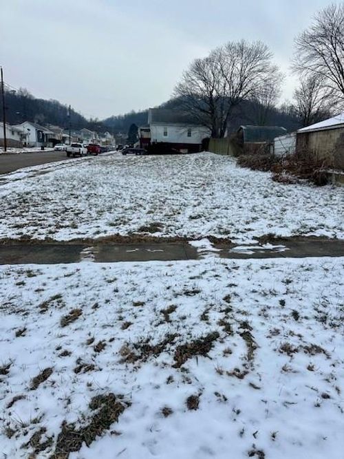 28 Park St, Moundsville, WV, 26041-1137 | Card Image