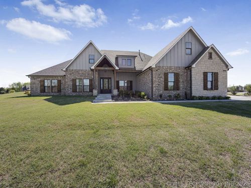 10102 Ratliff Dr, Claremore, OK, 74017-1323 | Card Image