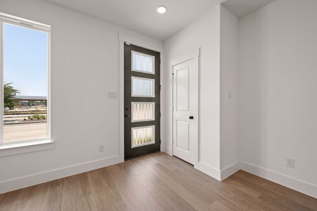 Welcome into this light and bright new lock & leave home! | Image 4