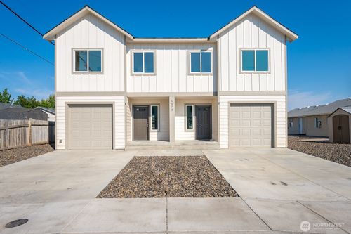 1073 S Grand Dr, Moses Lake, WA, 98837-2326 | Card Image
