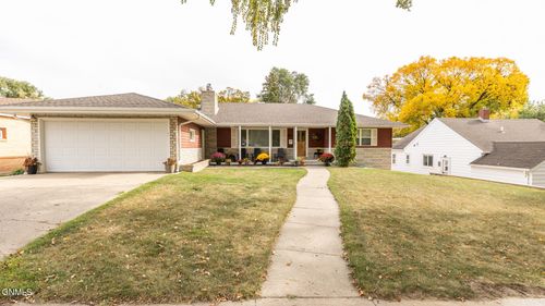 821 N 1st St, Bismarck, ND, 58501-3631 | Card Image