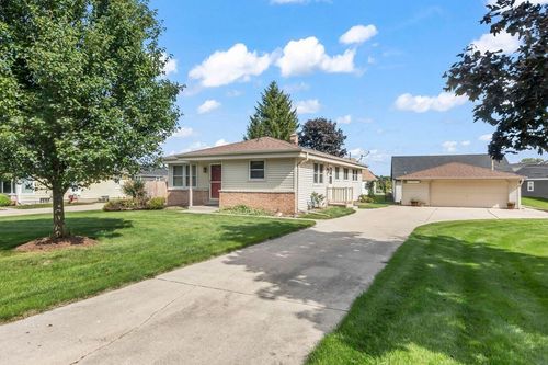 314 Sunset Dr, Pewaukee, WI, 53072-4615 | Card Image