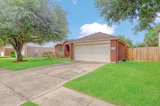 2210 Elm Forest Dr, House other with 4 bedrooms, 2 bathrooms and 2 parking in Pearland TX | Image 4