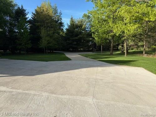 1616 Willow Creek Dr, Caro, MI, 48723-8931 | Card Image