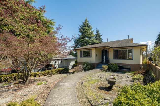 414 Richmond Street, House other with 3 bedrooms, 2 bathrooms and 1 parking in New Westminster BC | Image 2