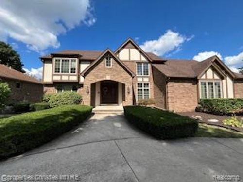 22590 Shadowglen Dr, Farmington Hills, MI, 48335-3650 | Card Image