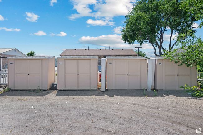 Garage with a storage unit | Image 4