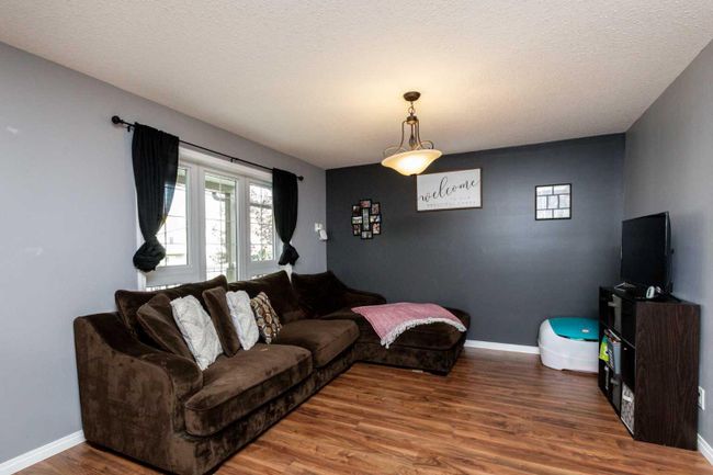 5021 47 Street, Home with 3 bedrooms, 3 bathrooms and 2 parking in Innisfail AB | Image 5