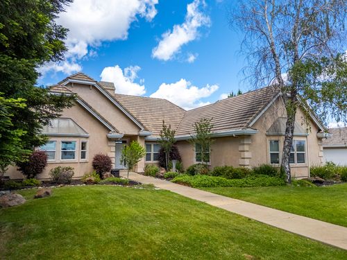 831 Santa Cruz Dr, Redding, CA, 96003-5364 | Card Image