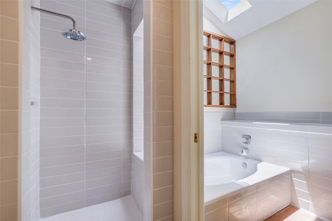 Upstairs bath | Image 16