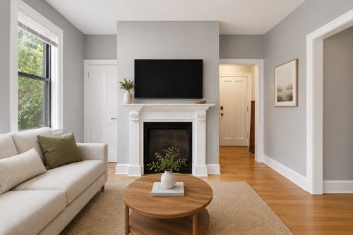 4d-640 W Waveland Ave, Chicago, IL, 60613-4242 | Card Image