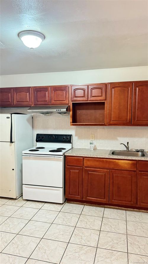 9461 43rd Ave, Elmhurst, NY, 11373-2853 | Card Image